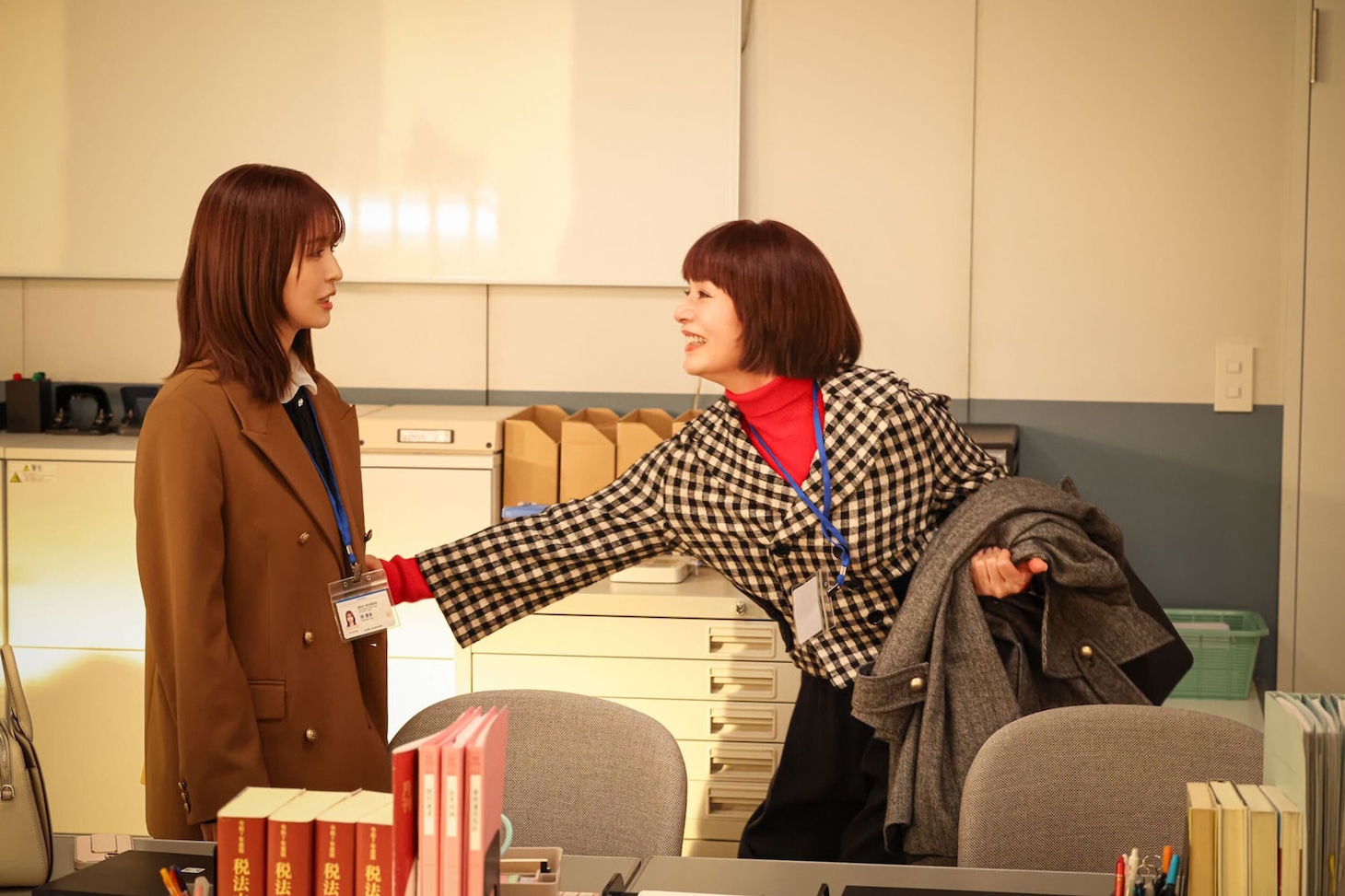 TELASAオリジナルドラマ「おコメの休日」第1弾「飯島作久子編
場面写真。左から俵優香（長濱ねる）、飯島作久子（大地真央）