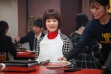 TELASAオリジナルドラマ「おコメの休日」第1弾「飯島作久子編
場面写真。“ひとり焼肉”に挑む飯島作久子（大地真央）