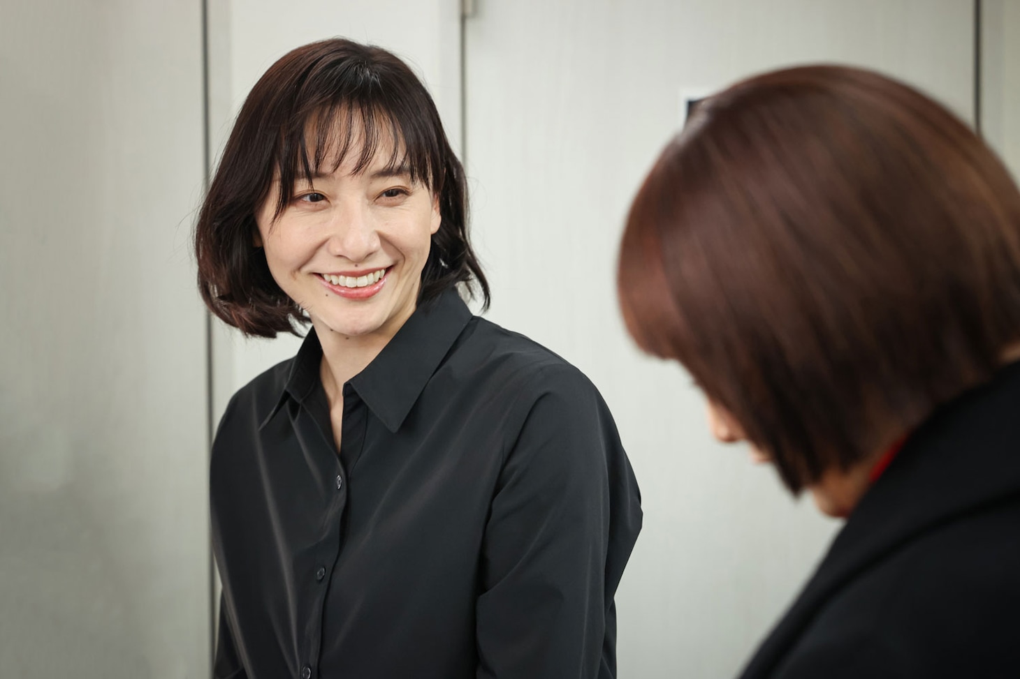 TELASAオリジナルドラマ「おコメの休日」第1弾「飯島作久子編
場面写真。焼肉店の店長・永田菫役の大空ゆうひ