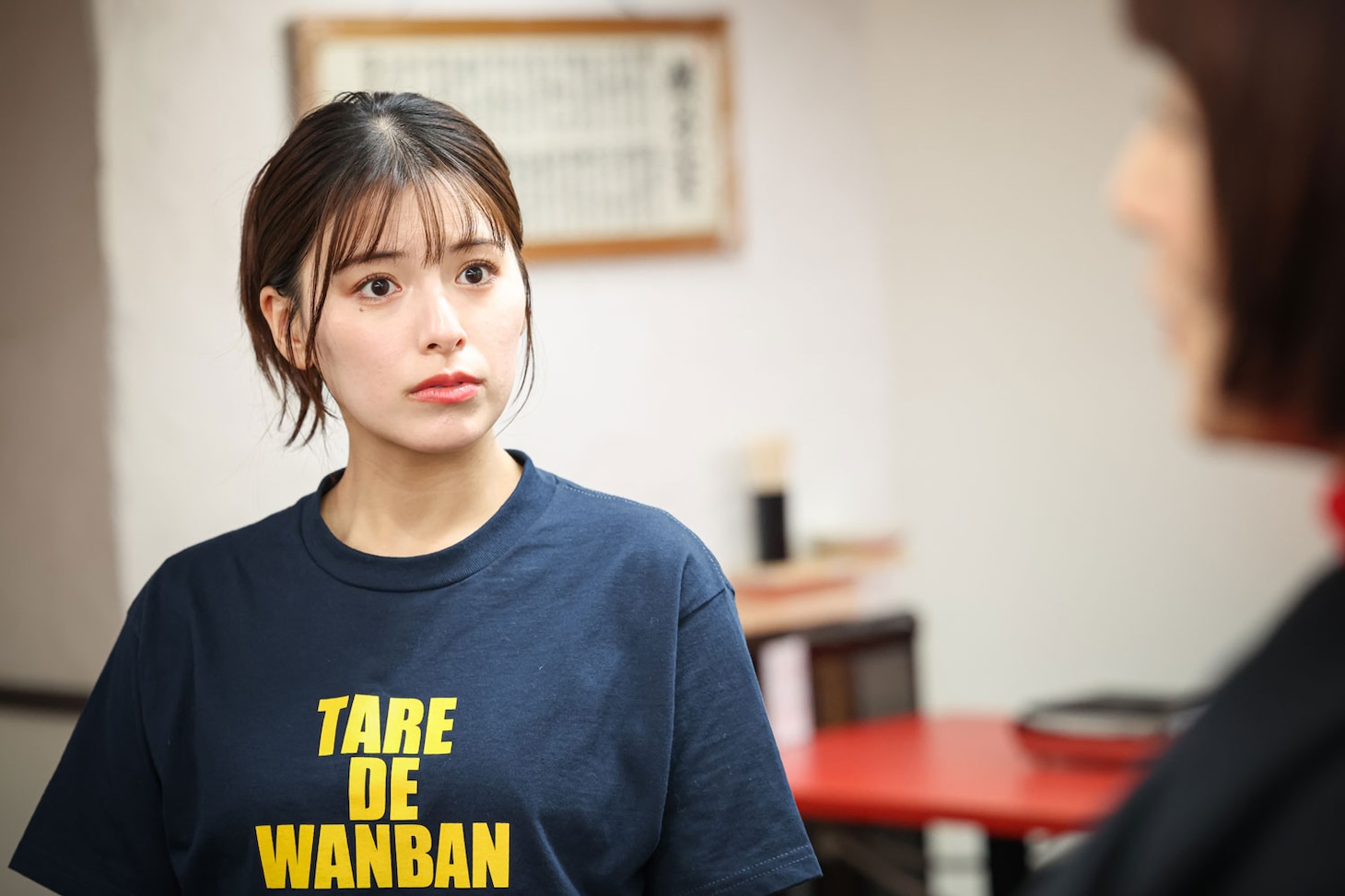 TELASAオリジナルドラマ「おコメの休日」第1弾「飯島作久子編
場面写真。焼肉店の店員・華役のゆいかれん