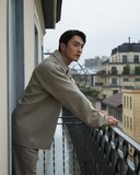 テレンス・ラウ（撮影：Olivia Tsang / ヘアメイク：Ziv Yeung
 / メイク：Will Wong / 衣装：Bottega Veneta）