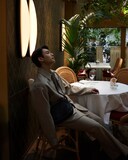 テレンス・ラウ（撮影：Olivia Tsang / ヘアメイク：Ziv Yeung
 / メイク：Will Wong / 衣装：Bottega Veneta）