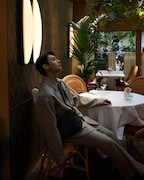 テレンス・ラウ（撮影：Olivia Tsang / ヘアメイク：Ziv Yeung
 / メイク：Will Wong / 衣装：Bottega Veneta）