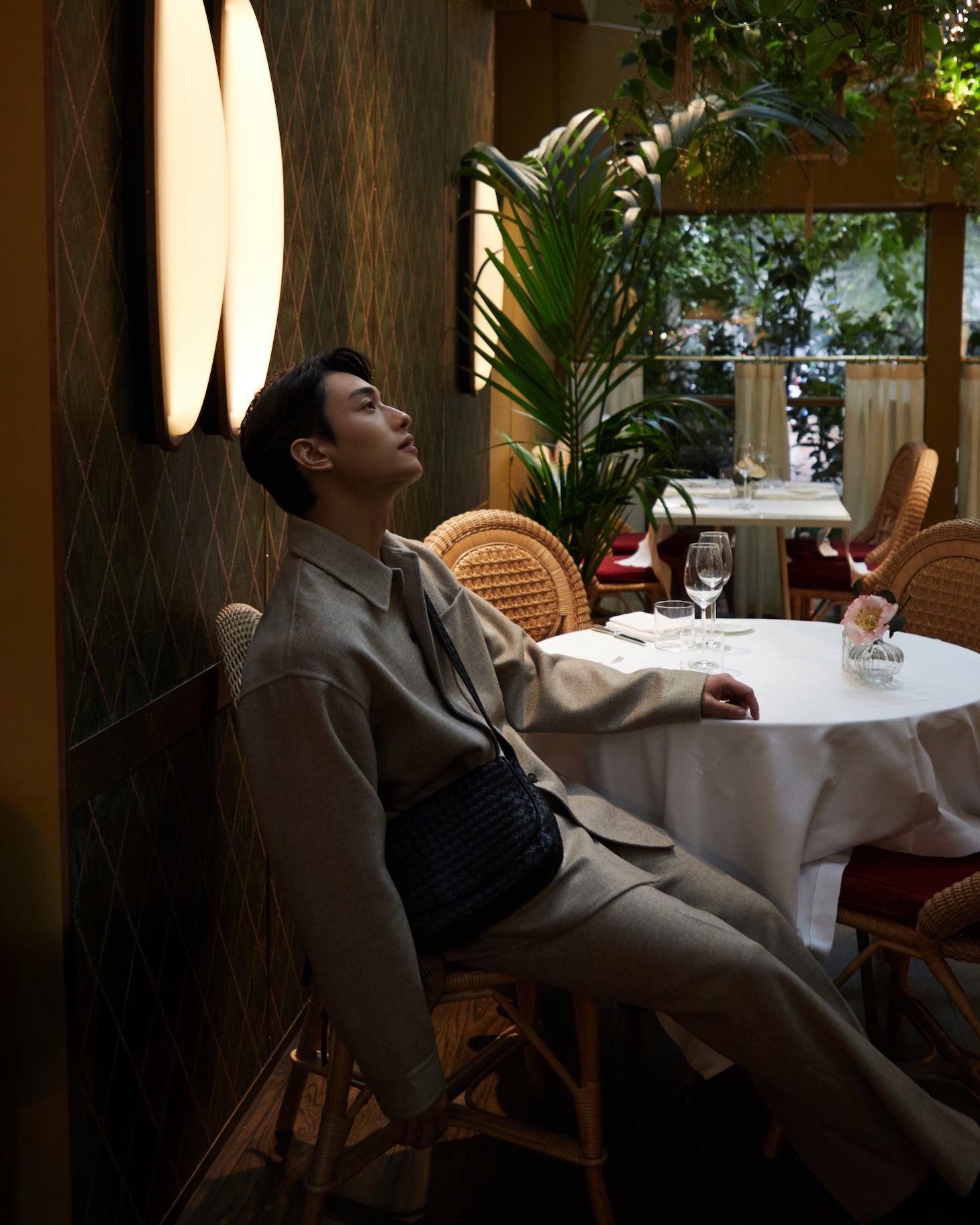 テレンス・ラウ（撮影：Olivia Tsang / ヘアメイク：Ziv Yeung
 / メイク：Will Wong / 衣装：Bottega Veneta）