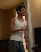 テレンス・ラウ（撮影：Olivia Tsang / ヘアメイク：Ziv Yeung
 / メイク：Will Wong / 衣装：Bottega Veneta）