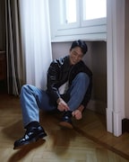 テレンス・ラウ（撮影：Olivia Tsang / ヘアメイク：Ziv Yeung
 / メイク：Will Wong / 衣装：Bottega Veneta）