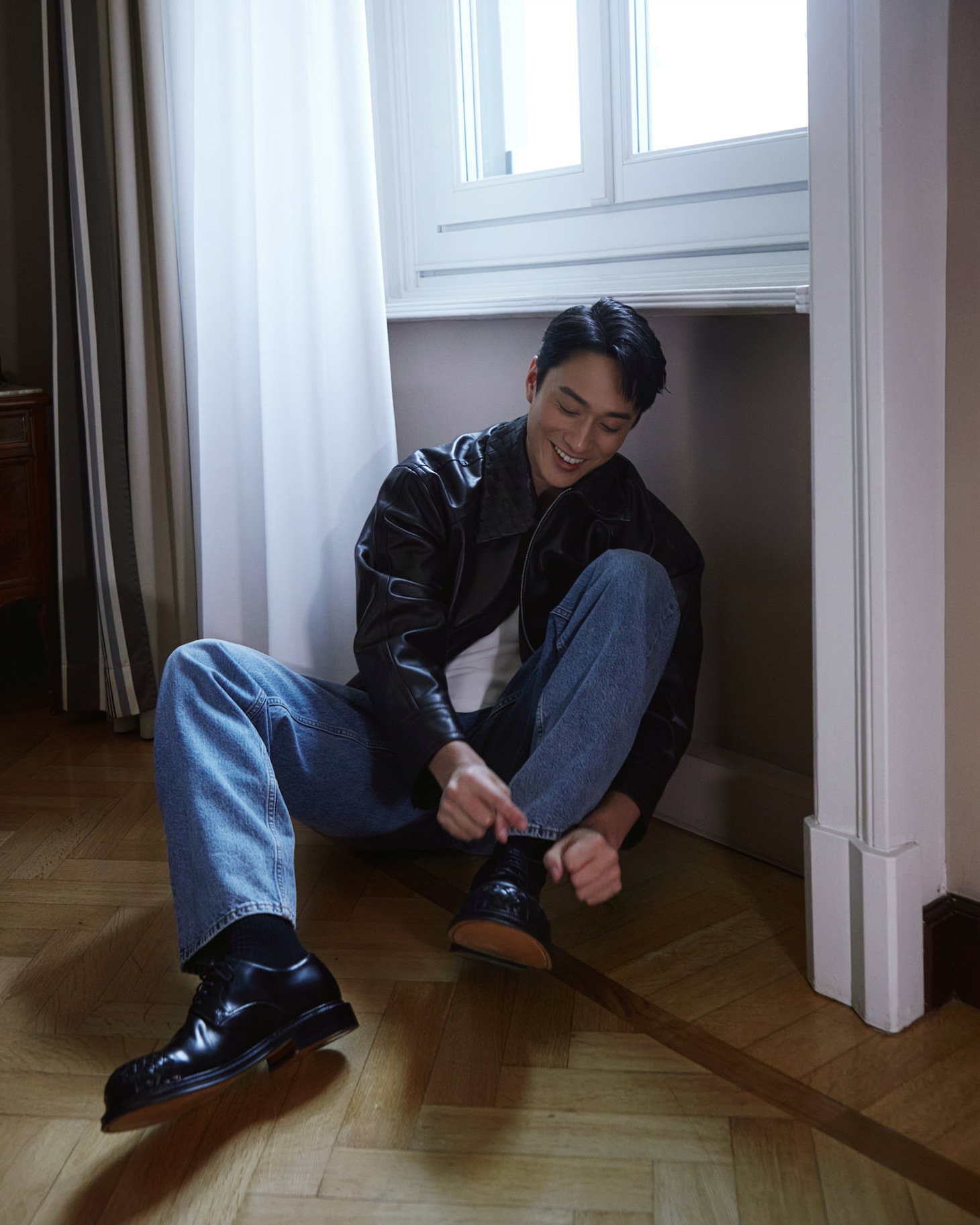 テレンス・ラウ（撮影：Olivia Tsang / ヘアメイク：Ziv Yeung
 / メイク：Will Wong / 衣装：Bottega Veneta）