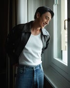 テレンス・ラウ（撮影：Olivia Tsang / ヘアメイク：Ziv Yeung
 / メイク：Will Wong / 衣装：Bottega Veneta）