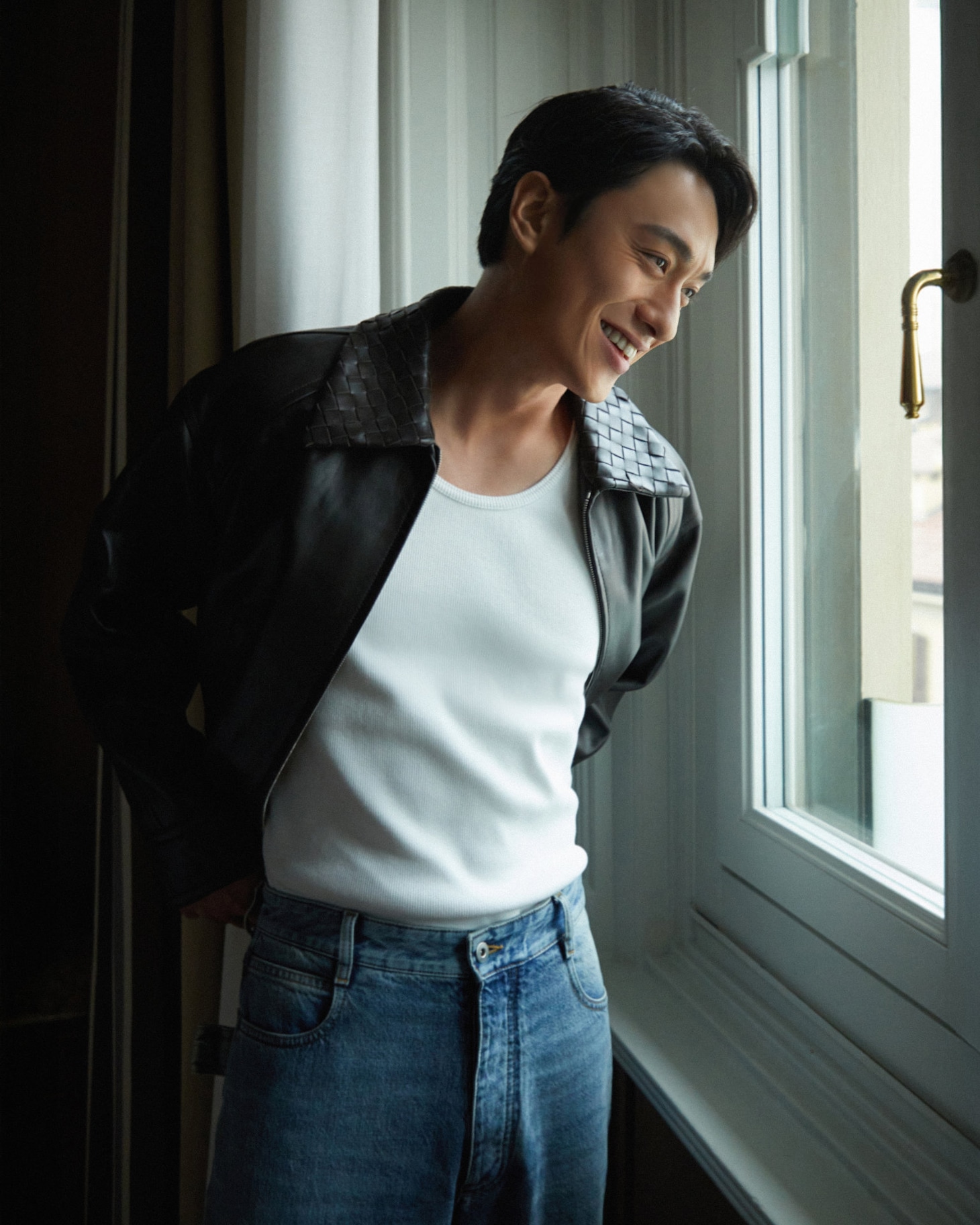 テレンス・ラウ（撮影：Olivia Tsang / ヘアメイク：Ziv Yeung
 / メイク：Will Wong / 衣装：Bottega Veneta）