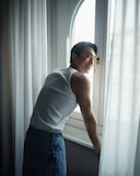 テレンス・ラウ（撮影：Olivia Tsang / ヘアメイク：Ziv Yeung
 / メイク：Will Wong / 衣装：Bottega Veneta）