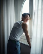 テレンス・ラウ（撮影：Olivia Tsang / ヘアメイク：Ziv Yeung
 / メイク：Will Wong / 衣装：Bottega Veneta）