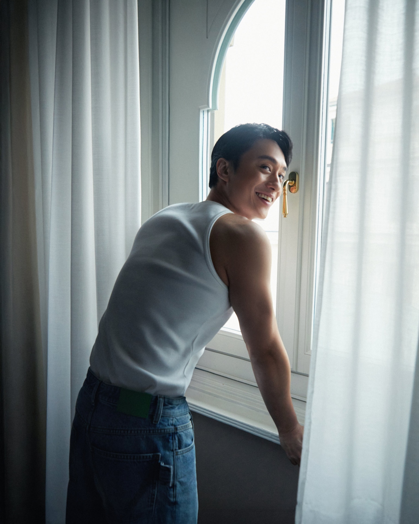 テレンス・ラウ（撮影：Olivia Tsang / ヘアメイク：Ziv Yeung
 / メイク：Will Wong / 衣装：Bottega Veneta）