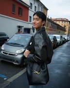 テレンス・ラウ（撮影：Olivia Tsang / ヘアメイク：Ziv Yeung
 / メイク：Will Wong / 衣装：Bottega Veneta）