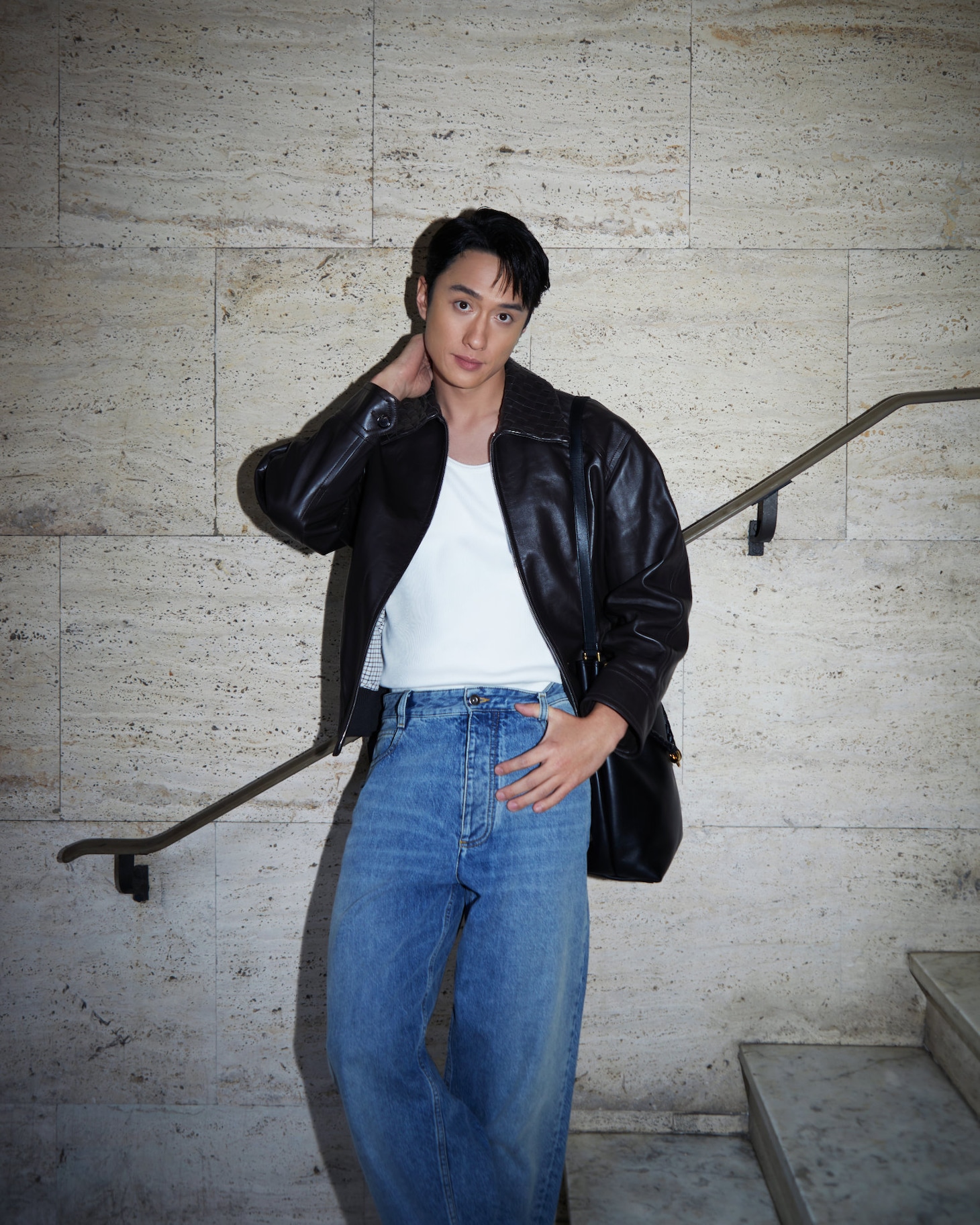 テレンス・ラウ（撮影：Olivia Tsang / ヘアメイク：Ziv Yeung
 / メイク：Will Wong / 衣装：Bottega Veneta）