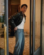 テレンス・ラウ（撮影：Olivia Tsang / ヘアメイク：Ziv Yeung
 / メイク：Will Wong / 衣装：Bottega Veneta）