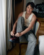 テレンス・ラウ（撮影：Olivia Tsang / ヘアメイク：Ziv Yeung
 / メイク：Will Wong / 衣装：Bottega Veneta）