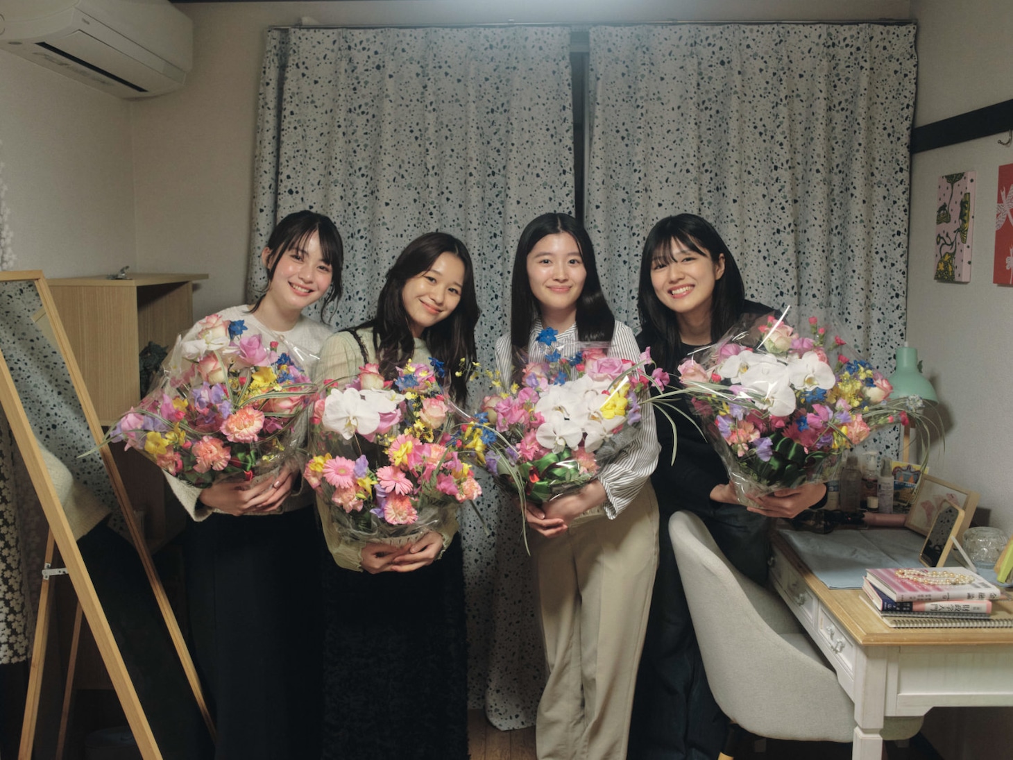 左から三浦理奈、森田想、川床明日香、清田みくり