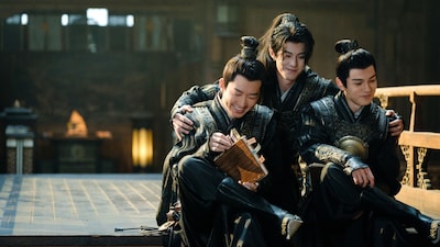 ワン・ホーディー（王鶴棣）演じる楊凌 / 許七安（中央）。中国ドラマ「浮図縁～乱世に咲く真実の愛～」や「始まりは君の嘘」でツンデレ演技を披露し視聴者を魅了した彼が、本作では一転、笑顔を振りまきながら振り切った演技を披露した