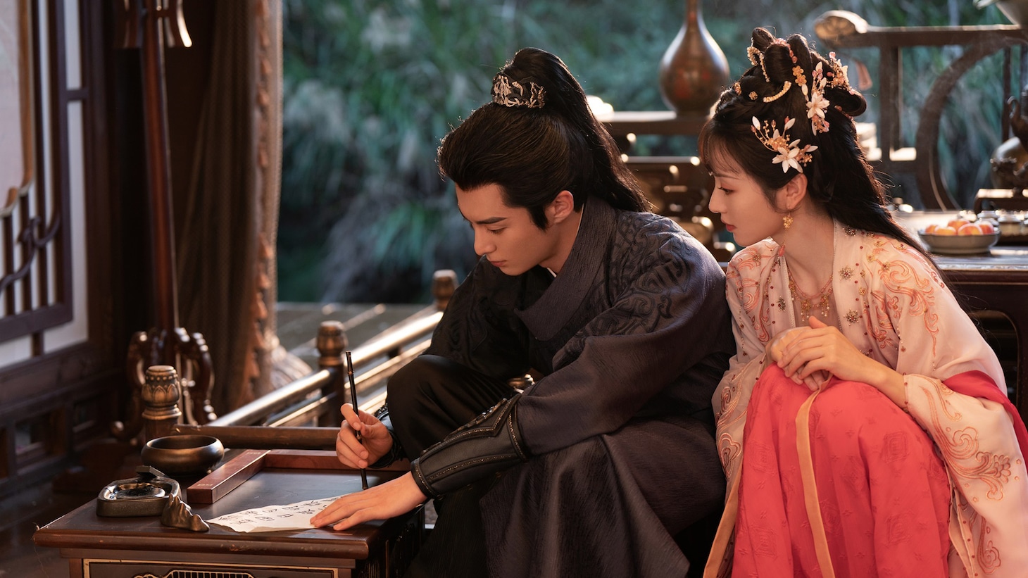 ワン・ホーディー（王鶴棣）演じる楊凌 / 許七安（左）とティエン・シーウェイ（田曦薇）演じる臨安（右）