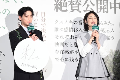 左から高橋文哉、天海祐希