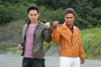 「宇宙刑事ギャバン THE MOVIE」より、石垣佑磨演じる十文字撃（左）、大葉健二演じる一条寺烈（右）