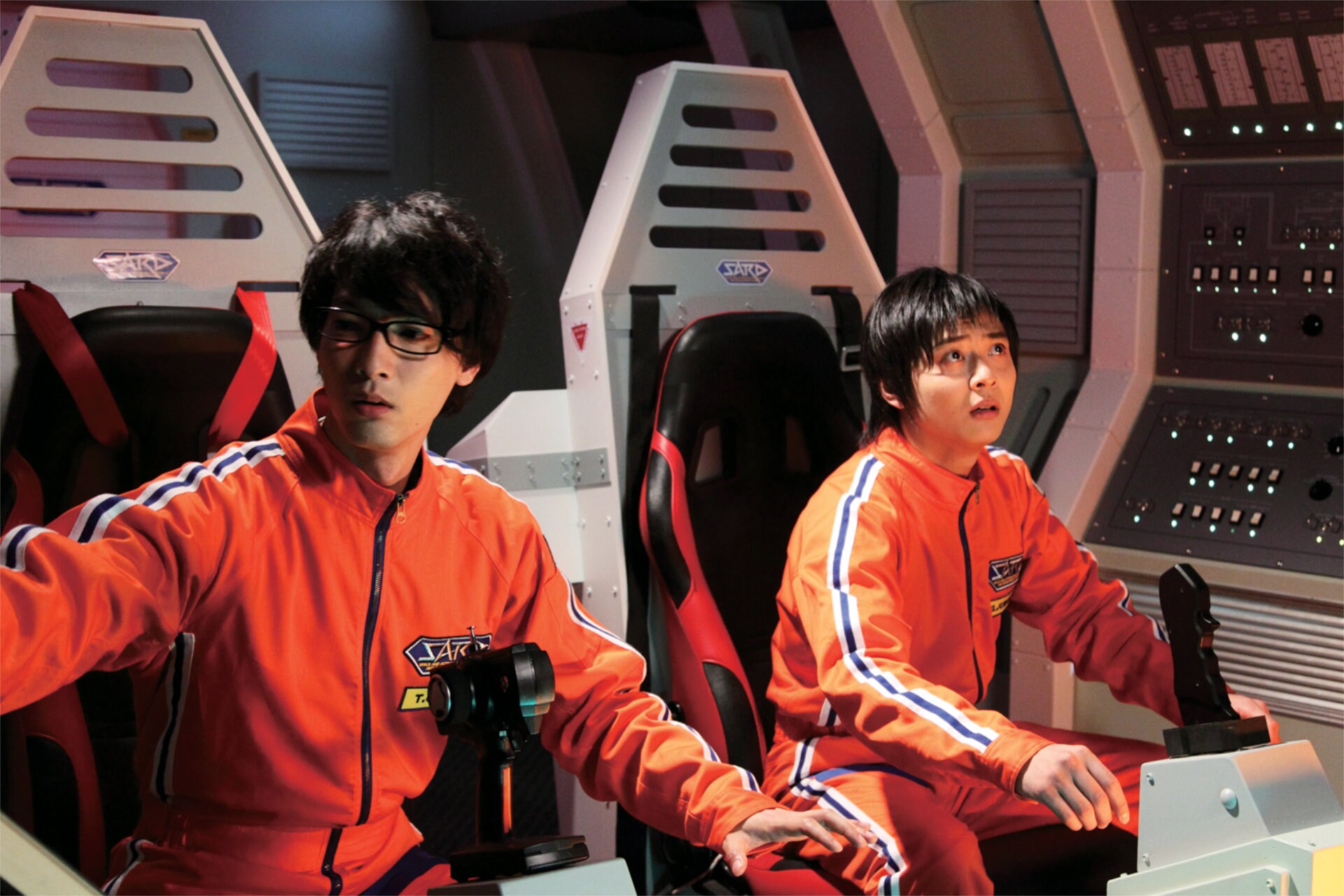 宇宙刑事ギャバン THE MOVIE」より、石垣佑磨演じる十文字撃（左