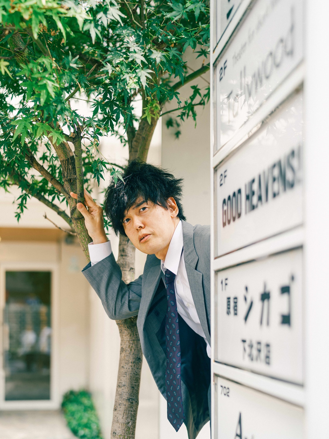 刑事役の尾関高文（ザ・ギース）