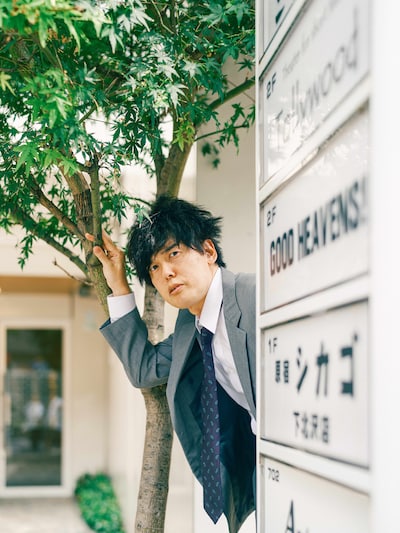 刑事役の尾関高文（ザ・ギース）