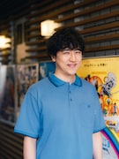 演劇ファン役の酒井善史