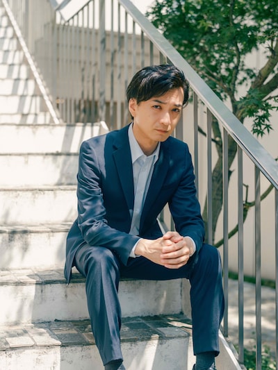 刑事役の高佐一慈（ザ・ギース）