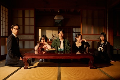 「真昼の蜘蛛隠れ」キービジュアル