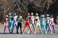 獣電戦隊キョウリュウジャー。左からキョウリュウピンク、キョウリュウグリーン、キョウリュウブルー、キョウリュウブラック、キョウリュウレッド、キョウリュウシルバー、キョウリュウゴールド、キョウリュウシアン、キョウリュウグレー、キョウリュウバイオレット ©東映