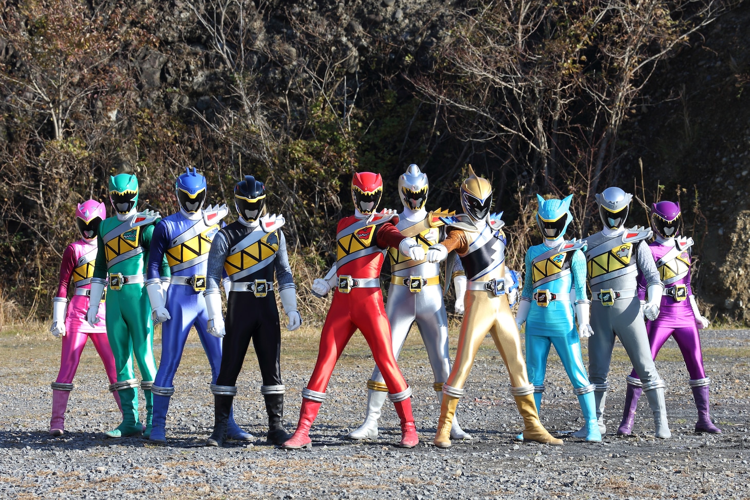 獣電戦隊キョウリュウジャー。左からキョウリュウピンク、キョウリュウグリーン、キョウリュウブルー、キョウリュウブラック、キョウリュウレッド、キョウリュウシルバー、キョウリュウゴールド、キョウリュウシアン、キョウリュウグレー、キョウリュウバイオレット ©東映