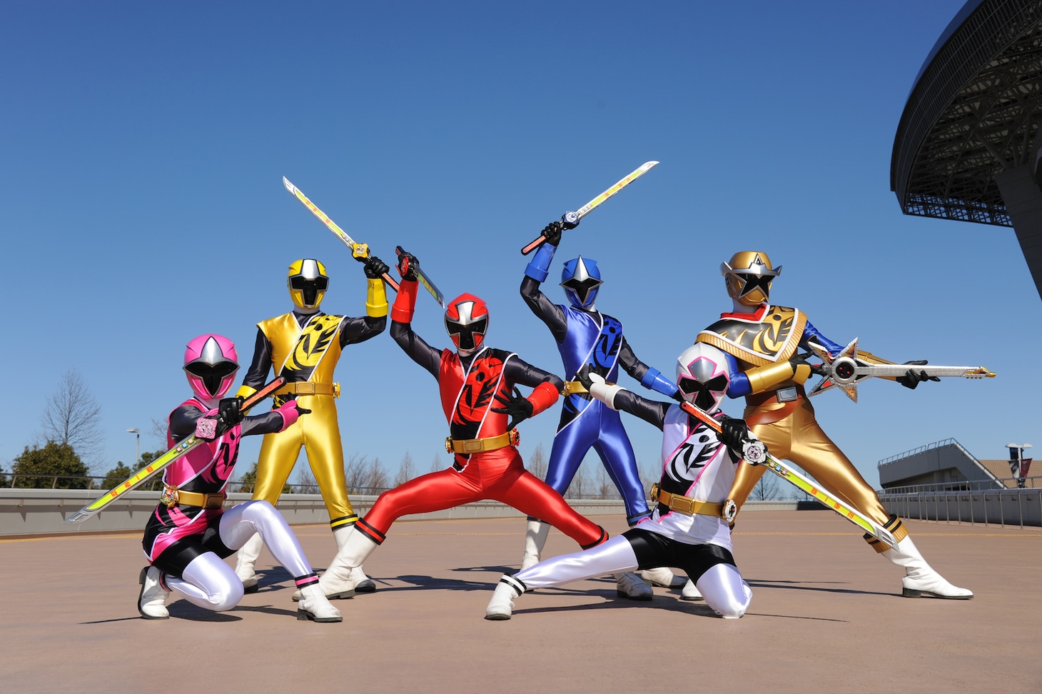 手裏剣戦隊ニンニンジャー。左からモモニンジャー、キニンジャー、アカニンジャー、アオニンジャー、シロニンジャー、スターニンジャー ©東映
