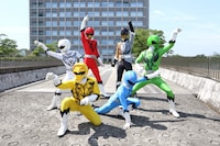 動物戦隊ジュウオウジャー。左列手前からジュウオウライオン、ジュウオウタイガー、ジュウオウイーグル、右列手前からジュウオウシャーク、ジュウオウエレファント、ジュウオウザワールド ©東映