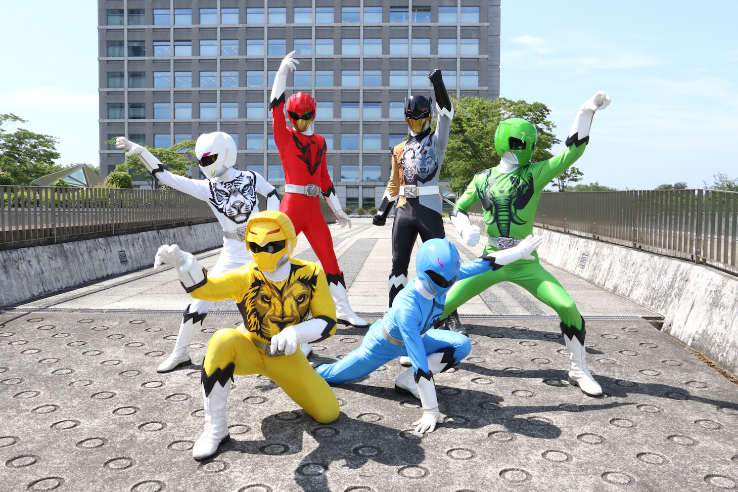 動物戦隊ジュウオウジャー。左列手前からジュウオウライオン、ジュウオウタイガー、ジュウオウイーグル、右列手前からジュウオウシャーク、ジュウオウエレファント、ジュウオウザワールド ©東映