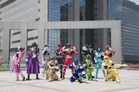 宇宙戦隊キュウレンジャー。左からワシピンク、リュウコマンダー、ヘビツカイシルバー、テンビンゴールド、ホウオウソルジャー、シシレッド、オオカミブルー、カメレオングリーン（手前）、オウシブラック（奥）、コグマスカイブルー、カジキイエロー、サソリオレンジ ©東映