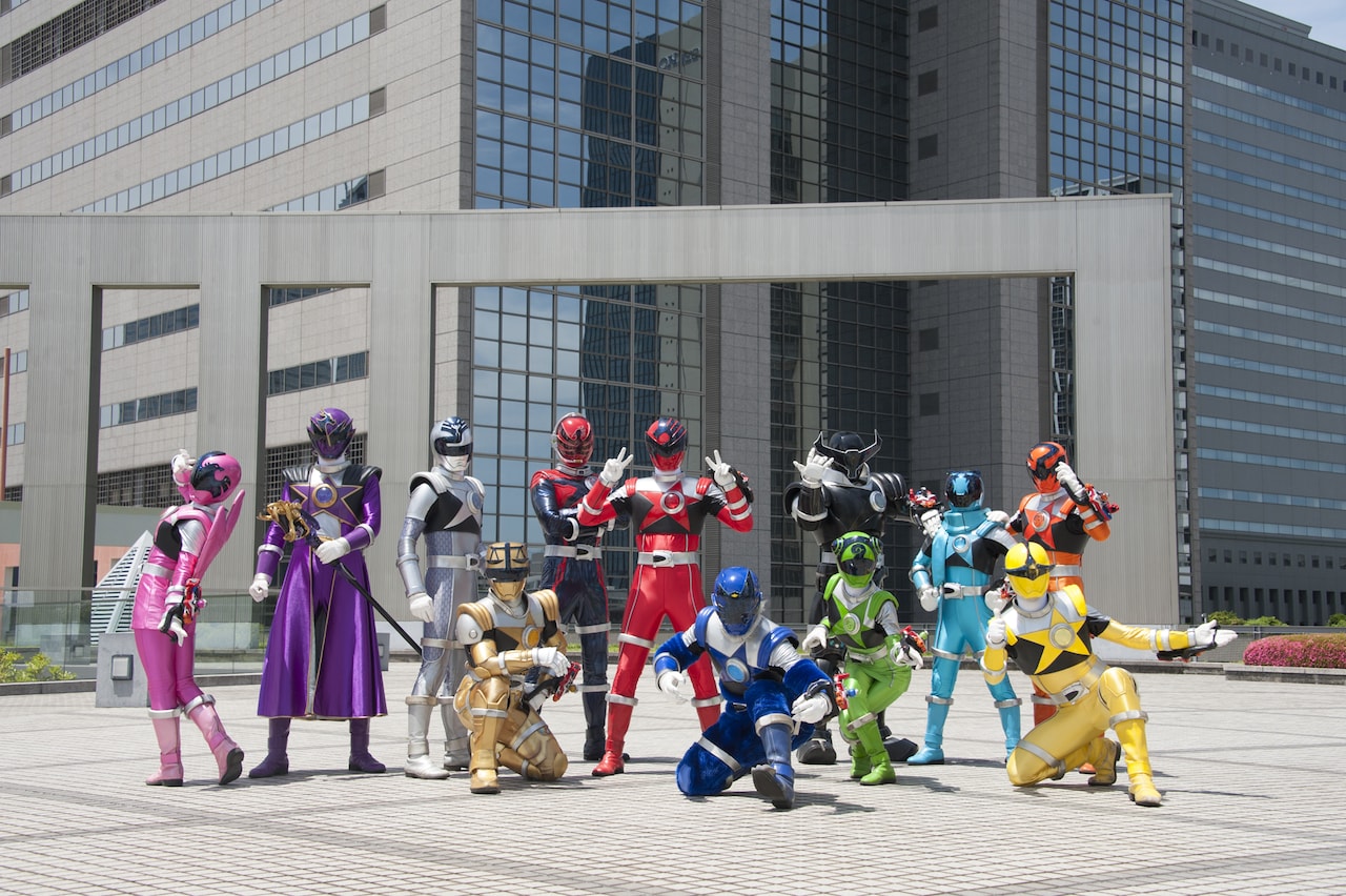 宇宙戦隊キュウレンジャー。左からワシピンク、リュウコマンダー、ヘビツカイシルバー、テンビンゴールド、ホウオウソルジャー、シシレッド、オオカミブルー、カメレオングリーン（手前）、オウシブラック（奥）、コグマスカイブルー、カジキイエロー、サソリオレンジ ©東映