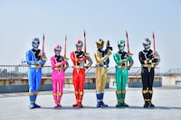 騎士竜戦隊リュウソウジャー。左からリュウソウブルー、リュウソウピンク、リュウソウレッド、リュウソウゴールド、リュウソウグリーン、リュウソウブラック ©東映