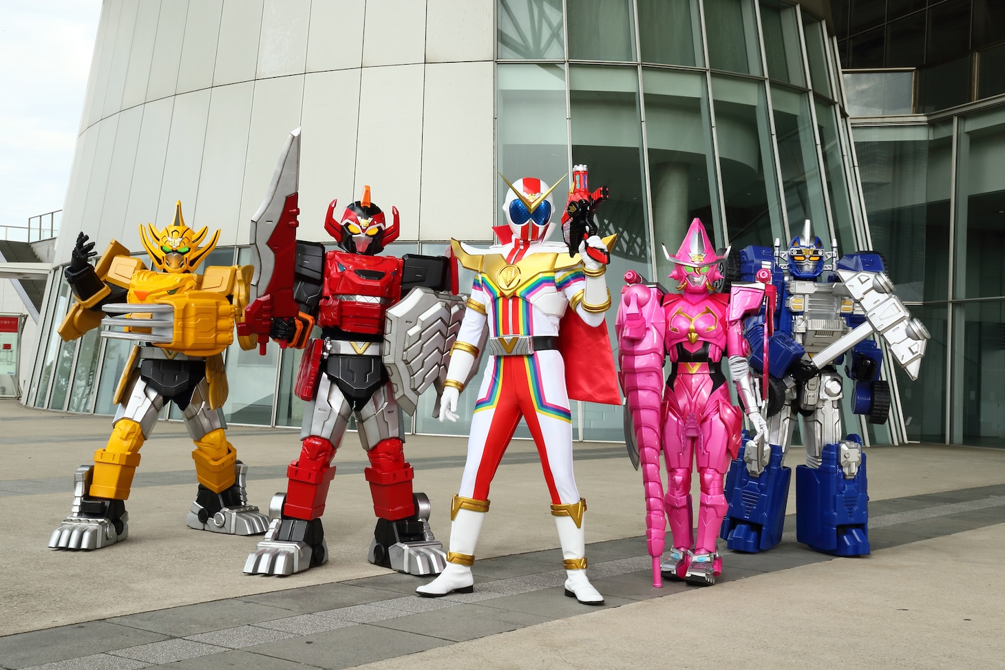 機界戦隊ゼンカイジャー。左からゼンカイガオーン、ゼンカイジュラン、ゼンカイザー、ゼンカイマジーヌ、ゼンカイブルーン ©2021 テレビ朝日・東映AG・東映