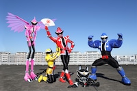 暴太郎戦隊ドンブラザーズ。左からキジブラザー、オニシスター、ドンモモタロウ、イヌブラザー、サルブラザー ©テレビ朝日・東映AG・東映