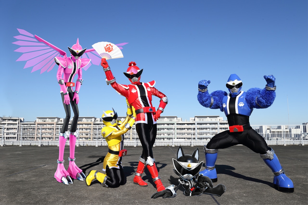 暴太郎戦隊ドンブラザーズ。左からキジブラザー、オニシスター、ドンモモタロウ、イヌブラザー、サルブラザー ©テレビ朝日・東映AG・東映