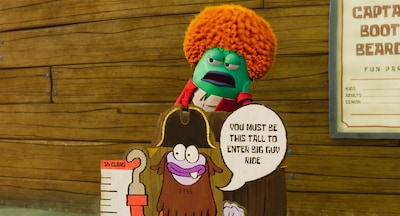 「劇場版スポンジ・ボブ 呪われた海賊と大冒険だワワワワワ！」場面カット。アイス・スパイスが声を当てた遊園地の“チケット係の魚”