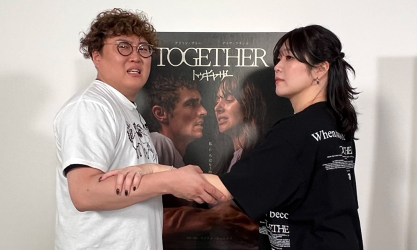 「トゥギャザー」のポスターを再現するマユリカ中谷（左）、紅しょうが稲田（右）