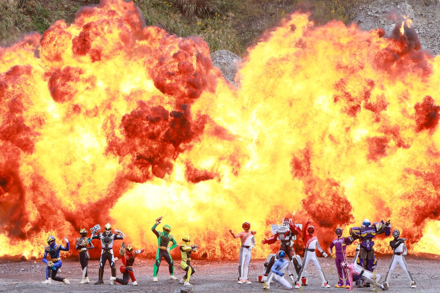 「ナンバーワン戦隊ゴジュウジャーVSブンブンジャー」場面写真。ゴジュウジャー集合（左側）、ブンブンジャー集合（右側）