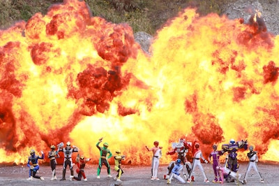 「ナンバーワン戦隊ゴジュウジャーVSブンブンジャー」場面写真。ゴジュウジャー集合（左側）、ブンブンジャー集合（右側）