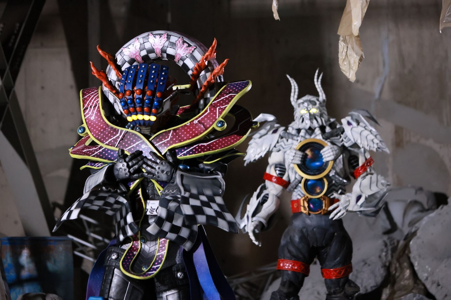 「ナンバーワン戦隊ゴジュウジャーVSブンブンジャー」場面写真。稲田徹が声を当てるユニバースNo.1怪人ユニバースノーワン（右）、関智一が声を当てる苦魔獣ギャラクシーサーキットグルマー（左）