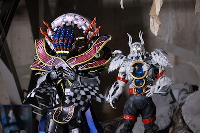 「ナンバーワン戦隊ゴジュウジャーVSブンブンジャー」場面写真。稲田徹が声を当てるユニバースNo.1怪人ユニバースノーワン（右）、関智一が声を当てる苦魔獣ギャラクシーサーキットグルマー（左）