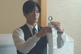 映画「ほどなく、お別れです」より、漆原礼二（演・目黒蓮）が“納棺の儀”に臨む様子