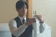 映画「ほどなく、お別れです」より、漆原礼二（演・目黒蓮）が“納棺の儀”に臨む様子